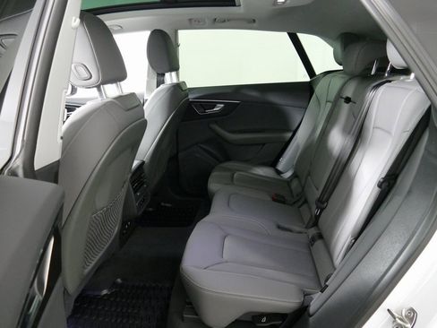 Used 2024 Audi Q8 Premium image 28