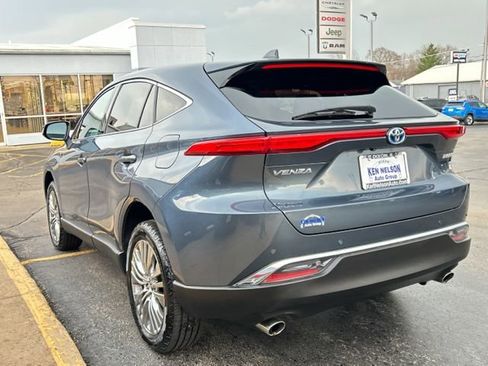 Used 2023 Toyota Venza Limited image 6