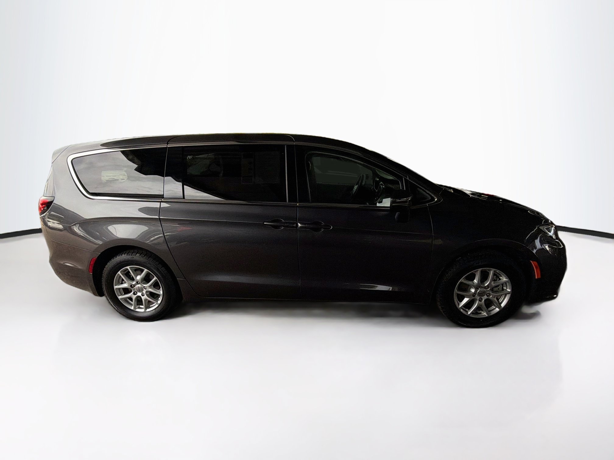 Used 2023 Chrysler Pacifica Touring-L FWD image 10