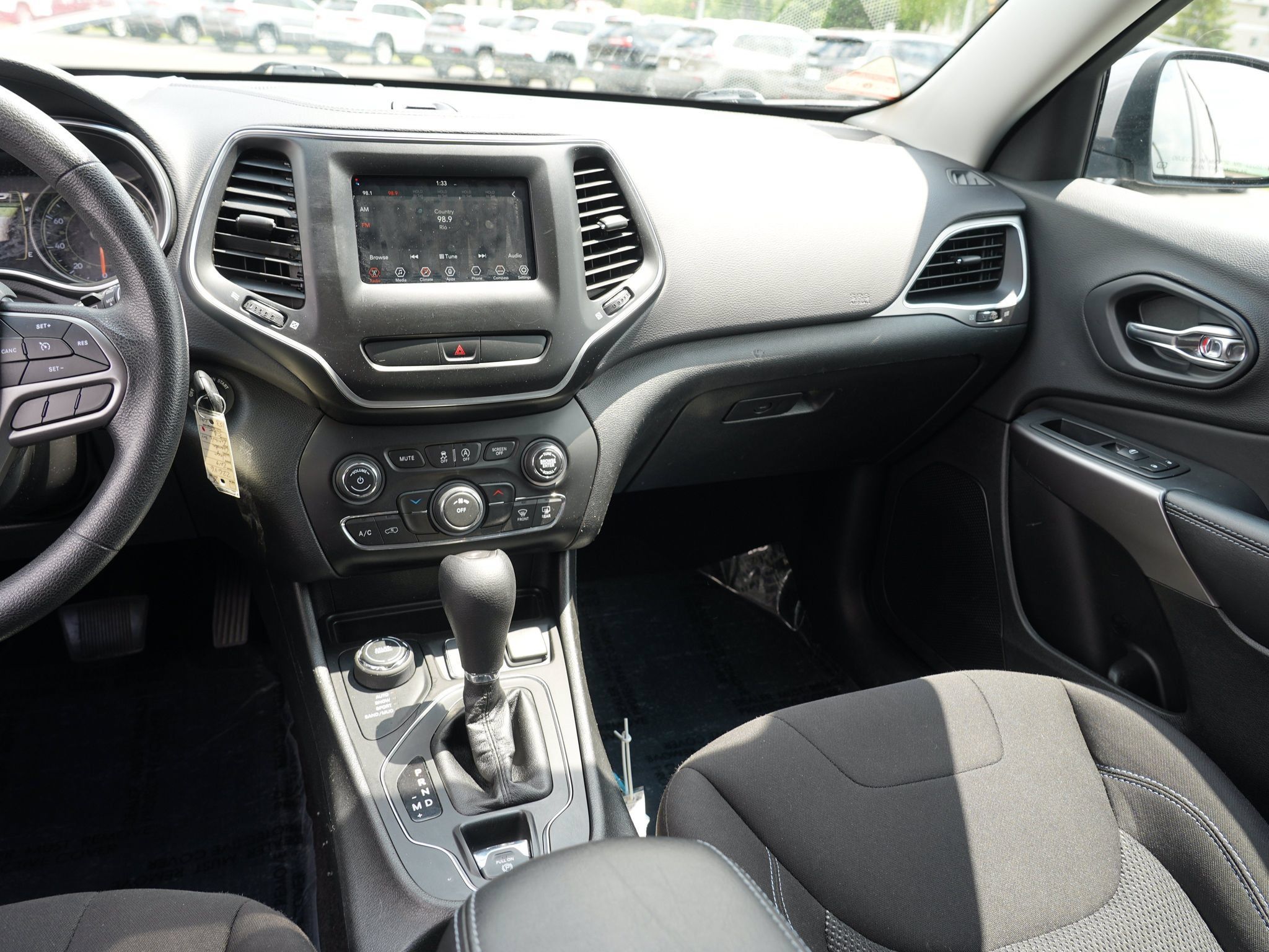 Used 2019 Jeep Cherokee Latitude w/ Popular Appearance Group AWD/4WD image 22