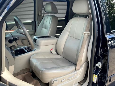 Used 2008 Chevrolet Suburban LT w/ LT Preferred Equipment Group AWD/4WD image 19