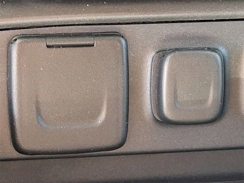 Used 2016 Chevrolet Silverado 1500 High Country image 26