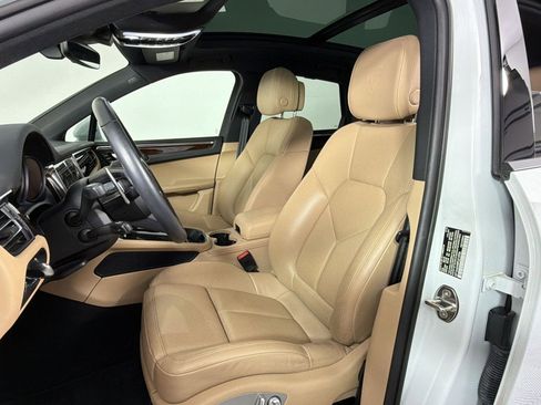 Certified 2023 Porsche Macan AWD/4WD image 5