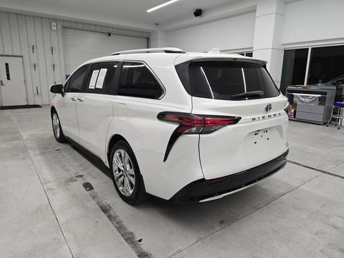Used 2024 Toyota Sienna Platinum FWD image 4