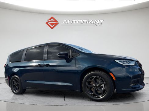 Used 2022 Chrysler Pacifica Touring-L w/ S Appearance Package FWD image 10