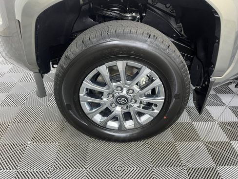 Used 2025 Toyota Tacoma Limited AWD/4WD image 26