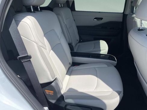 New 2026 Nissan Pathfinder SL image 18