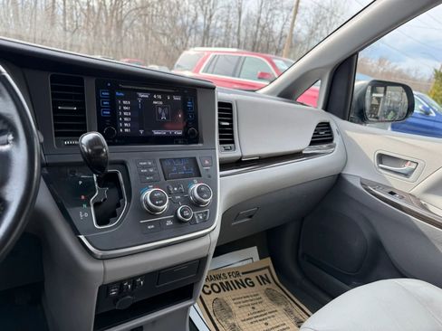 Used 2015 Toyota Sienna XLE w/ XLE Navigation Package image 10