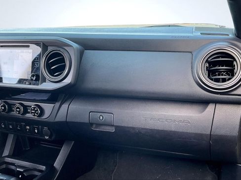 Used 2018 Toyota Tacoma TRD Off-Road w/ Technology Package image 16