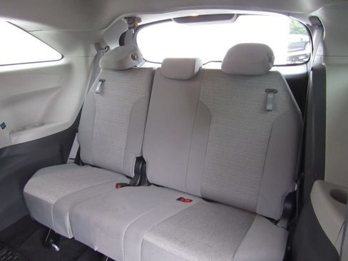 Used 2024 Toyota Sienna LE AWD/4WD image 18