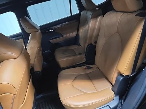 Used 2023 Toyota Highlander Platinum AWD/4WD image 32