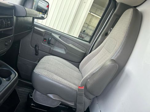 Used 2015 Chevrolet Express 3500 RWD image 18