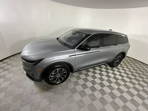 Used 2025 Lincoln Nautilus Premier AWD/4WD image 9