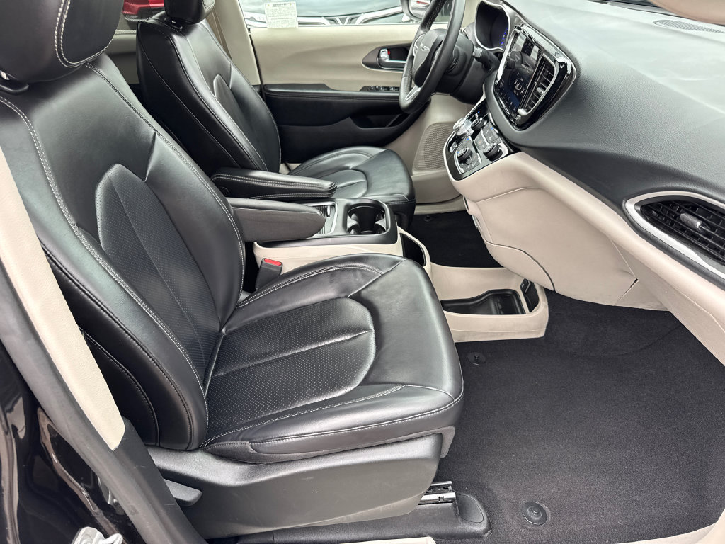 Used 2023 Chrysler Pacifica Touring-L FWD image 14