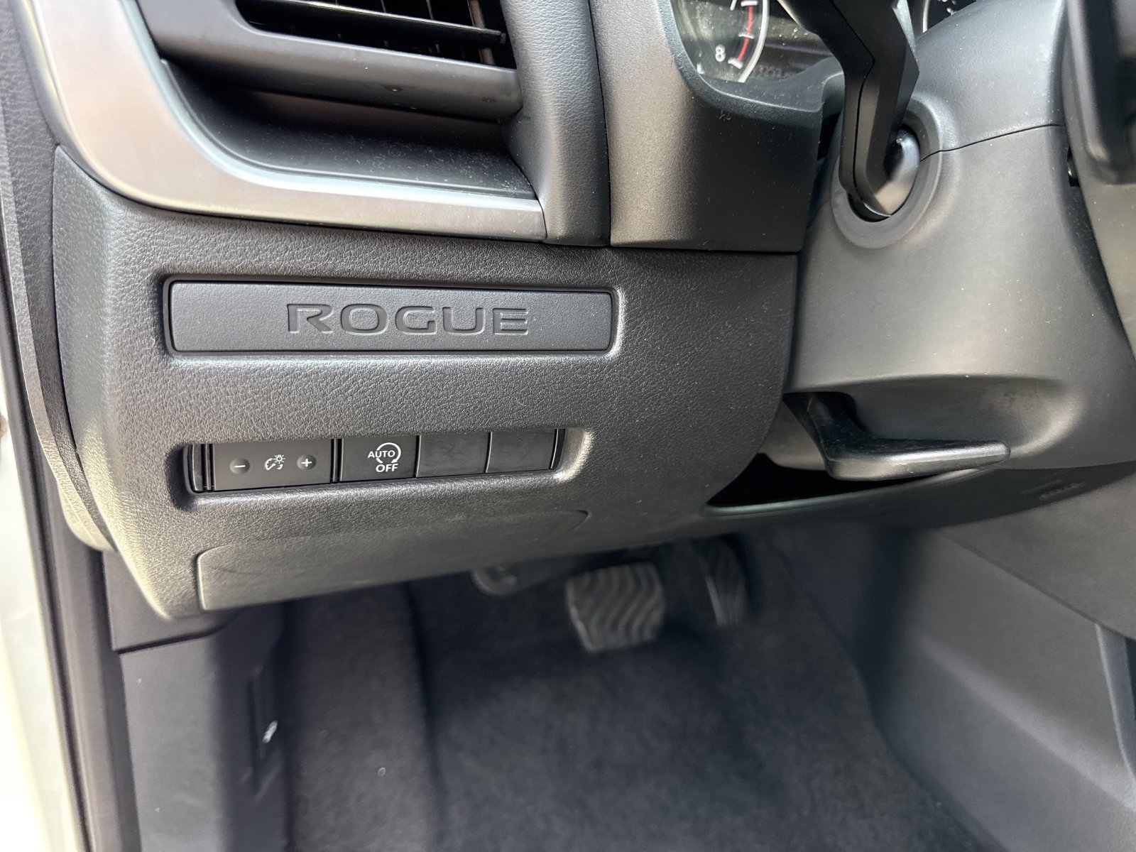 Used 2025 Nissan Rogue S FWD image 16