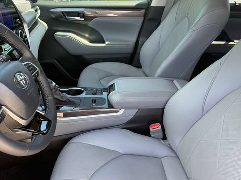 Used 2024 Toyota Highlander Platinum FWD image 13