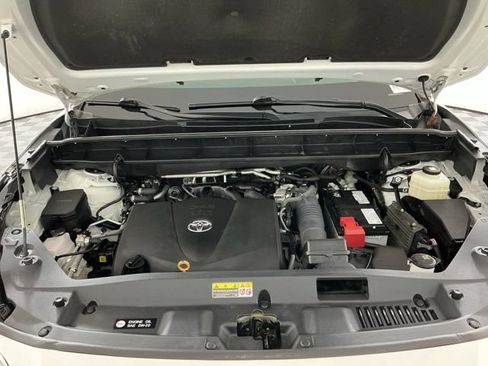 Used 2020 Toyota Highlander XLE AWD/4WD image 34