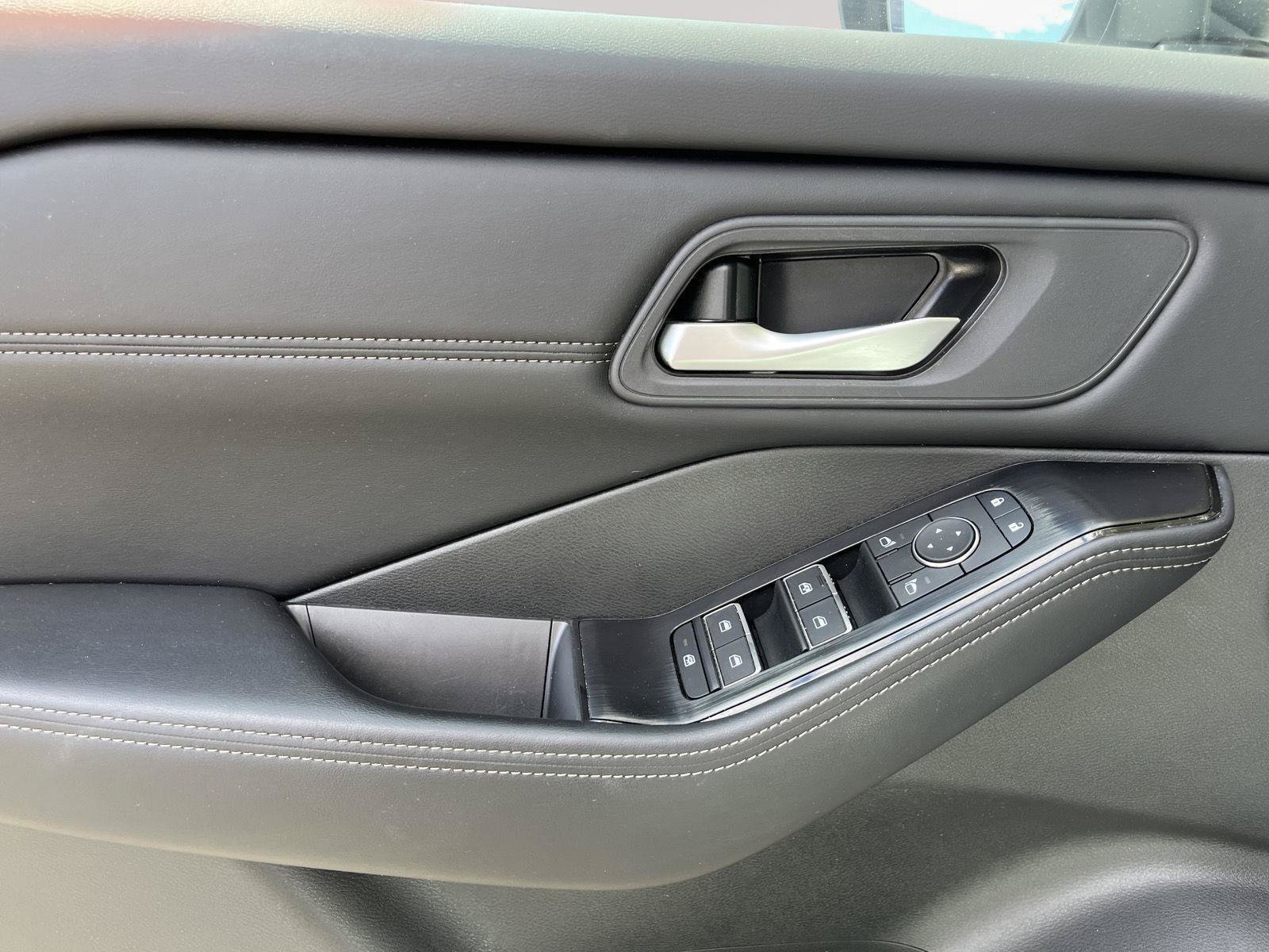 Used 2025 Nissan Rogue SL AWD/4WD image 19