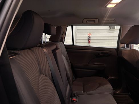 Used 2023 Toyota Highlander LE image 34