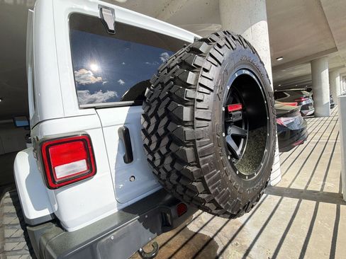 Used 2020 Jeep Wrangler Unlimited Sahara image 9