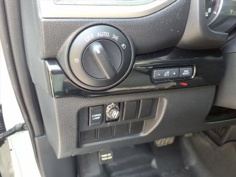 Used 2021 Nissan Titan SV AWD/4WD image 25