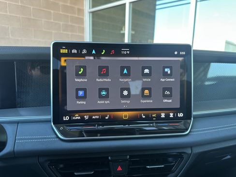Used 2025 Volkswagen Tiguan SE w/ Panoramic Sunroof Package AWD/4WD image 21