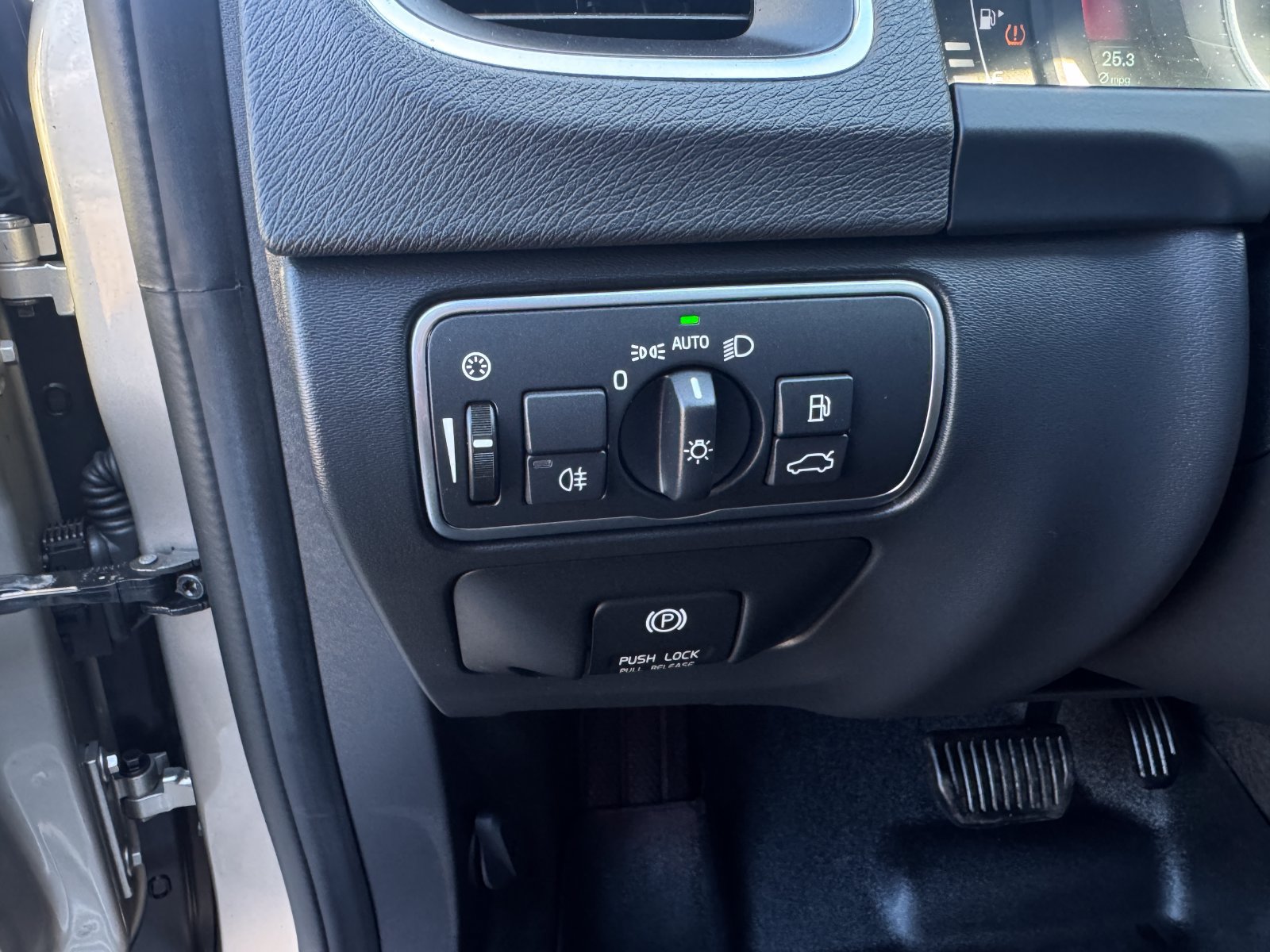 Used 2015 Volvo V60 T5 Premier FWD image 12