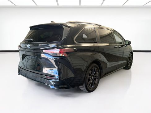 Used 2022 Toyota Sienna XSE FWD image 4