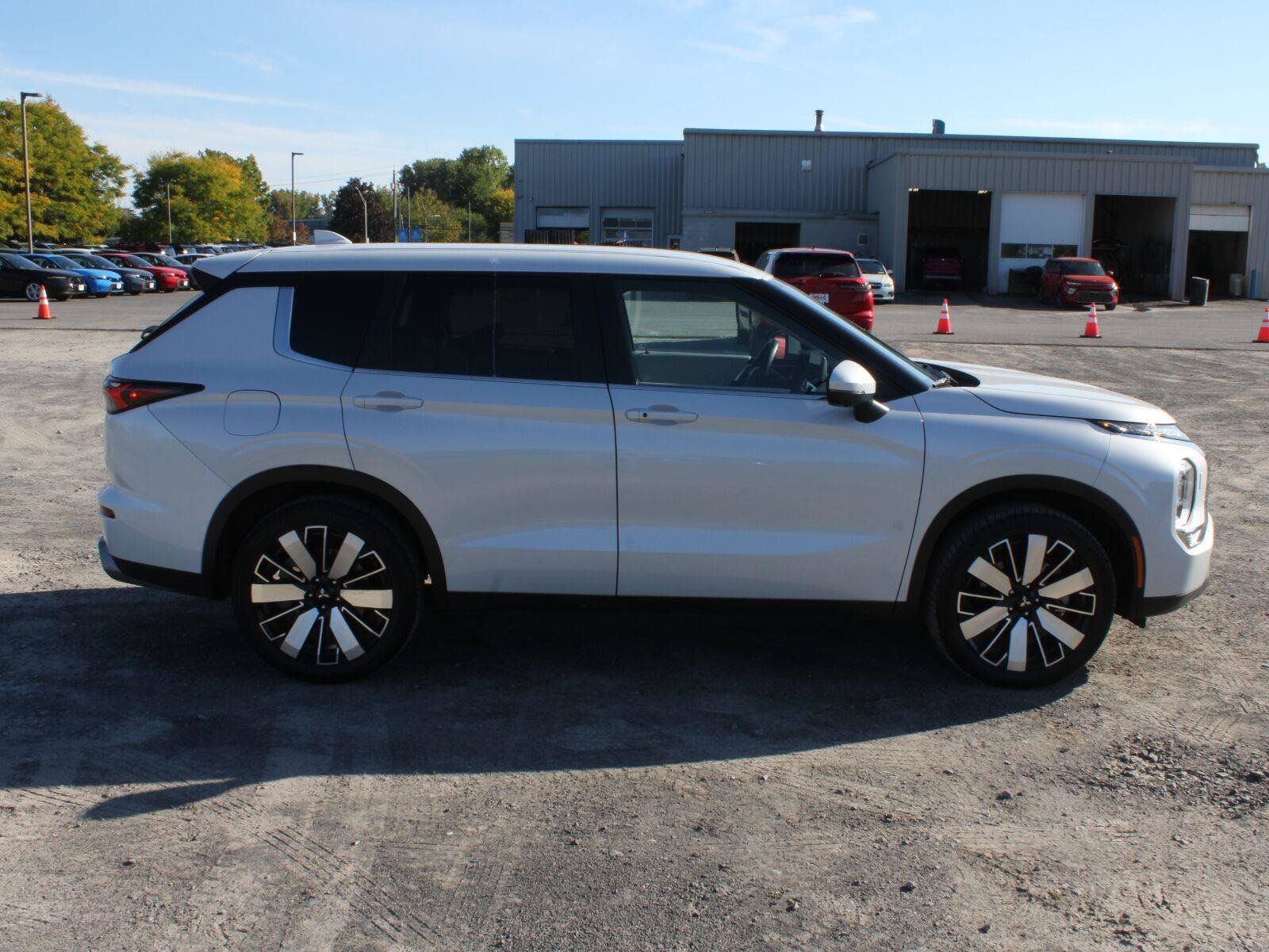 Used 2025 Mitsubishi Outlander SE AWD/4WD image 4