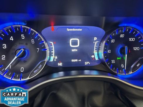 Used 2024 Chrysler Pacifica Touring-L FWD image 2