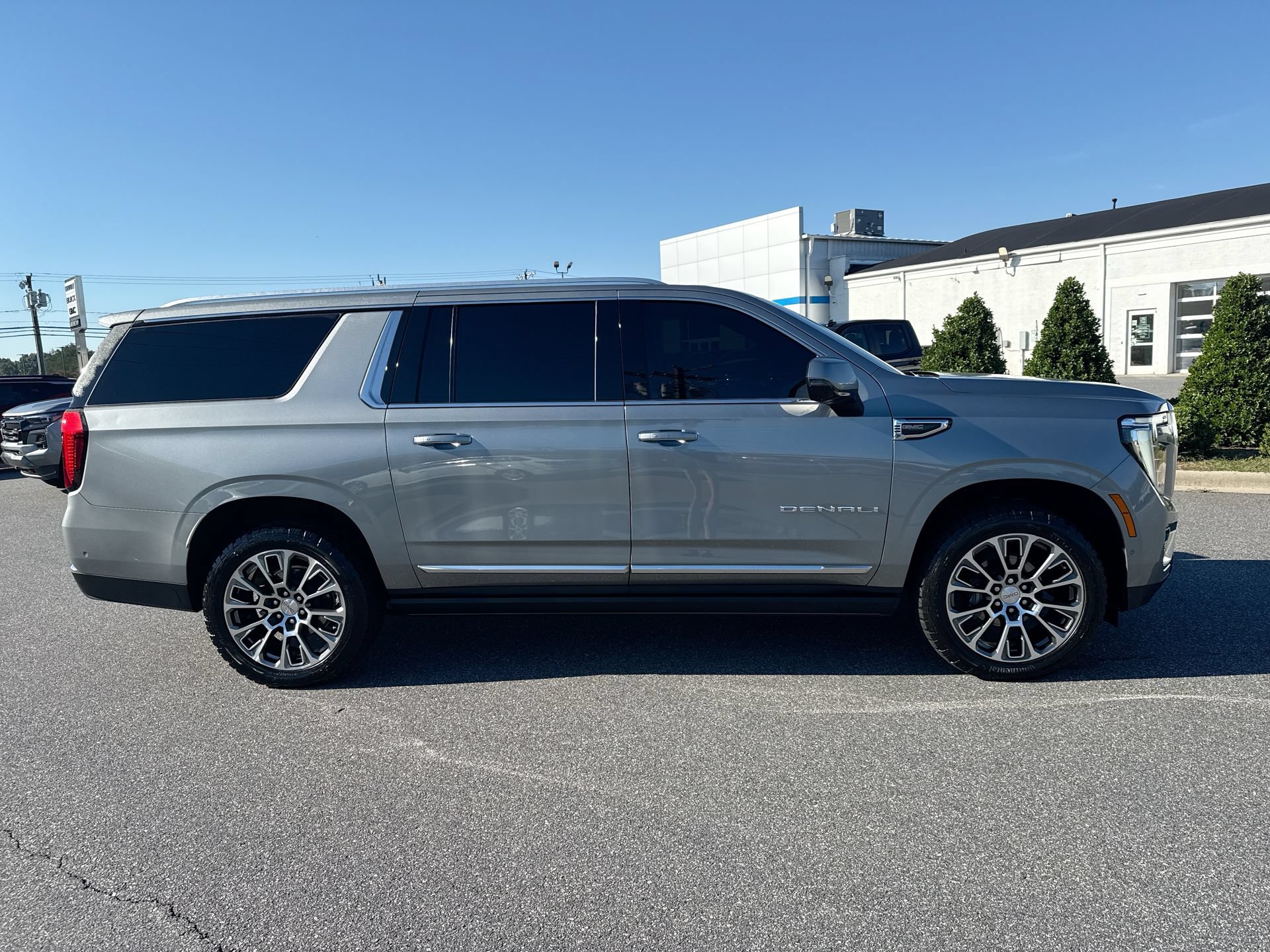 Certified 2025 GMC Yukon XL Denali w/ Denali Reserve Package AWD/4WD image 7