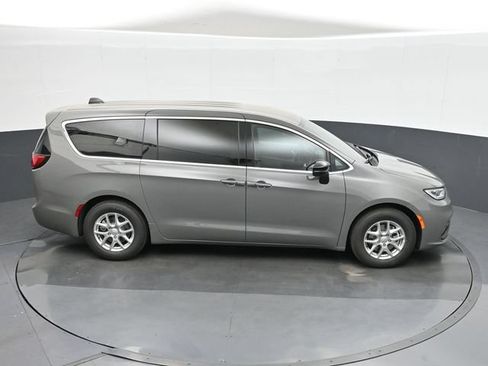 Used 2025 Chrysler Pacifica Select FWD image 33