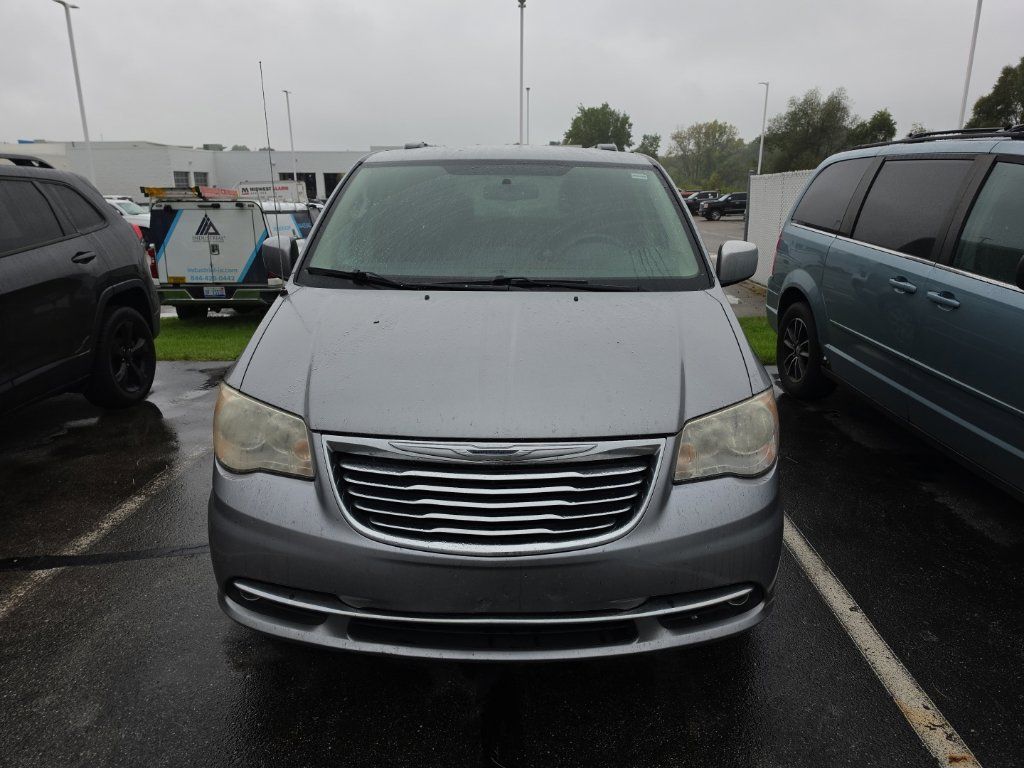 Used 2014 Chrysler Town & Country Touring FWD image 2