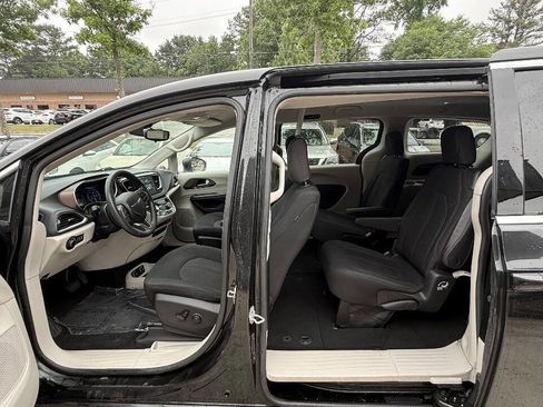 Used 2017 Chrysler Pacifica Touring FWD image 34