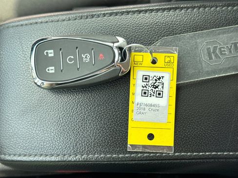 Used 2018 Chevrolet Cruze LT w/ Convenience Package FWD image 38