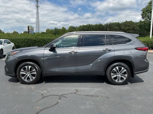 Used 2022 Toyota Highlander XLE AWD/4WD image 15