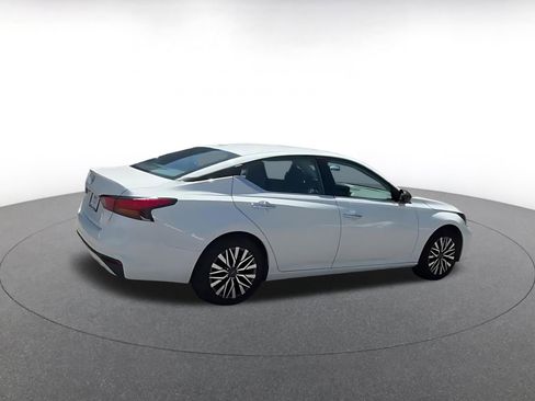 Used 2025 Nissan Altima 2.5 SV FWD image 12