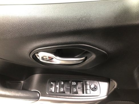 Used 2019 Jeep Cherokee Latitude w/ Cold Weather Group image 19