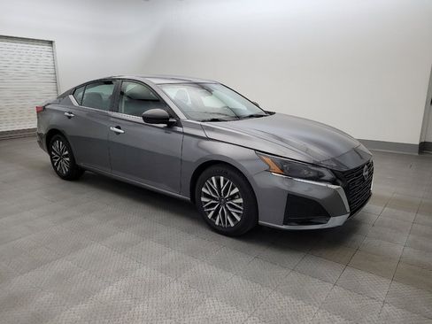 Used 2024 Nissan Altima 2.5 SV FWD image 11