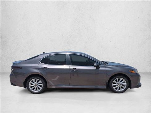 Used 2022 Toyota Camry LE FWD image 4