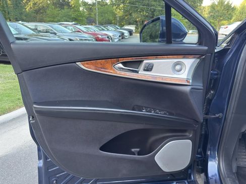 Used 2017 Lincoln MKX Reserve w/ Luxury Package image 17