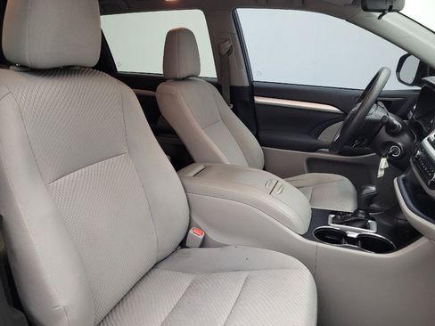 Used 2019 Toyota Highlander LE FWD image 21