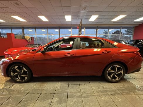 Used 2021 Hyundai Elantra Limited image 2