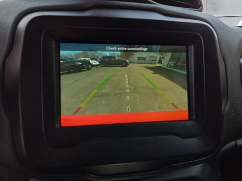 Used 2018 Jeep Renegade Latitude w/ Cold Weather Group image 14