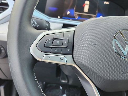 New 2025 Volkswagen Taos SE image 9