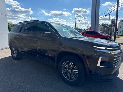 Used 2025 Chevrolet Traverse LT AWD/4WD image 4