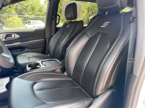 Used 2024 Chrysler Pacifica Limited FWD image 16