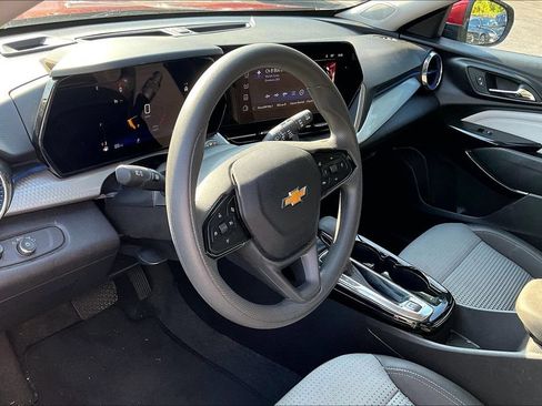 Used 2025 Chevrolet Trax LT FWD image 17