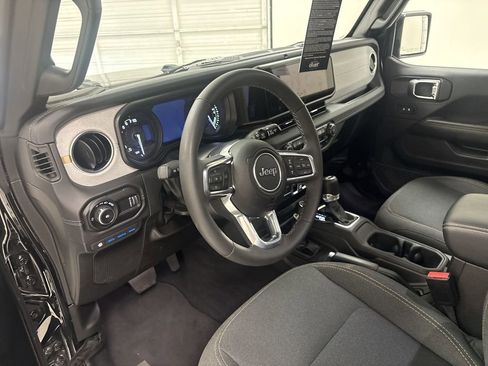 Used 2025 Jeep Wrangler Unlimited Sahara w/ Safety Group AWD/4WD image 10