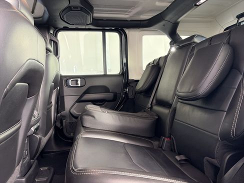 Used 2023 Jeep Wrangler Unlimited Sahara AWD/4WD image 7